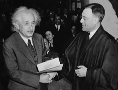 <i class='fa fa-lock' aria-hidden='true'></noscript></i>  La théorie de la relativité fête ses 100 ans!