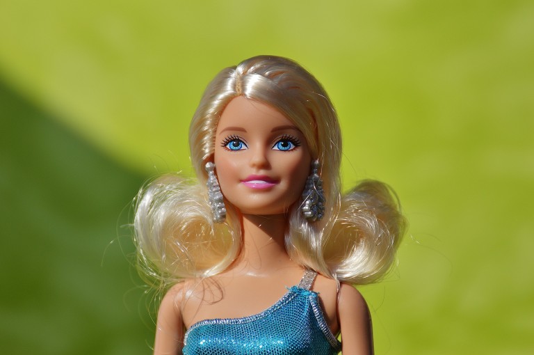 <i class='fa fa-lock' aria-hidden='true'></noscript></i>  Barbie et Ken dénoncent les conditions de fabrication des jouets