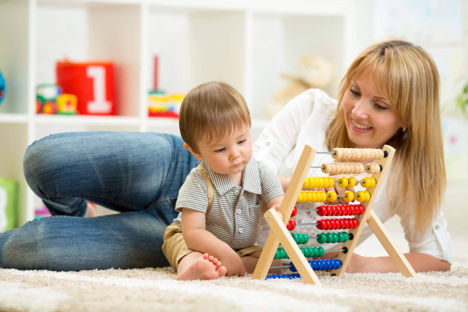 Почему мама играет. Ребенок с Абакусом. Мама занимается с сыном математикой дома. Ребенок сидит с кубом. Ребенок играет мама отдыхает детская смесь.